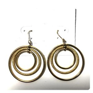 GOLD TONED CIRCLE DANGLY EARRINGS